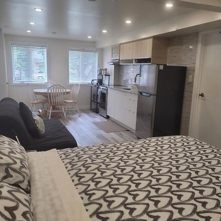 Modern Studio With Kitchenette And Bath Гуелф Екстериор снимка