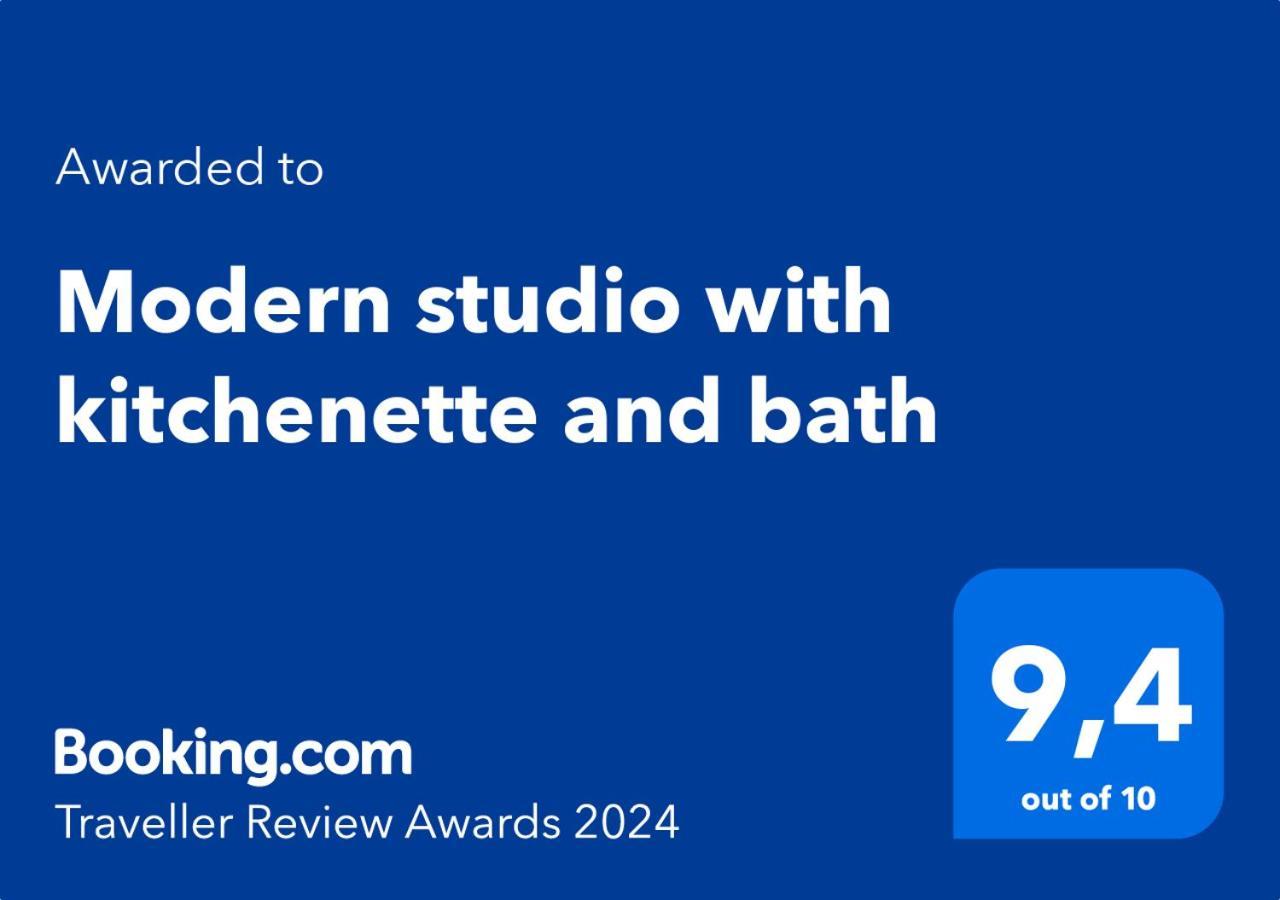 Modern Studio With Kitchenette And Bath Гуелф Екстериор снимка