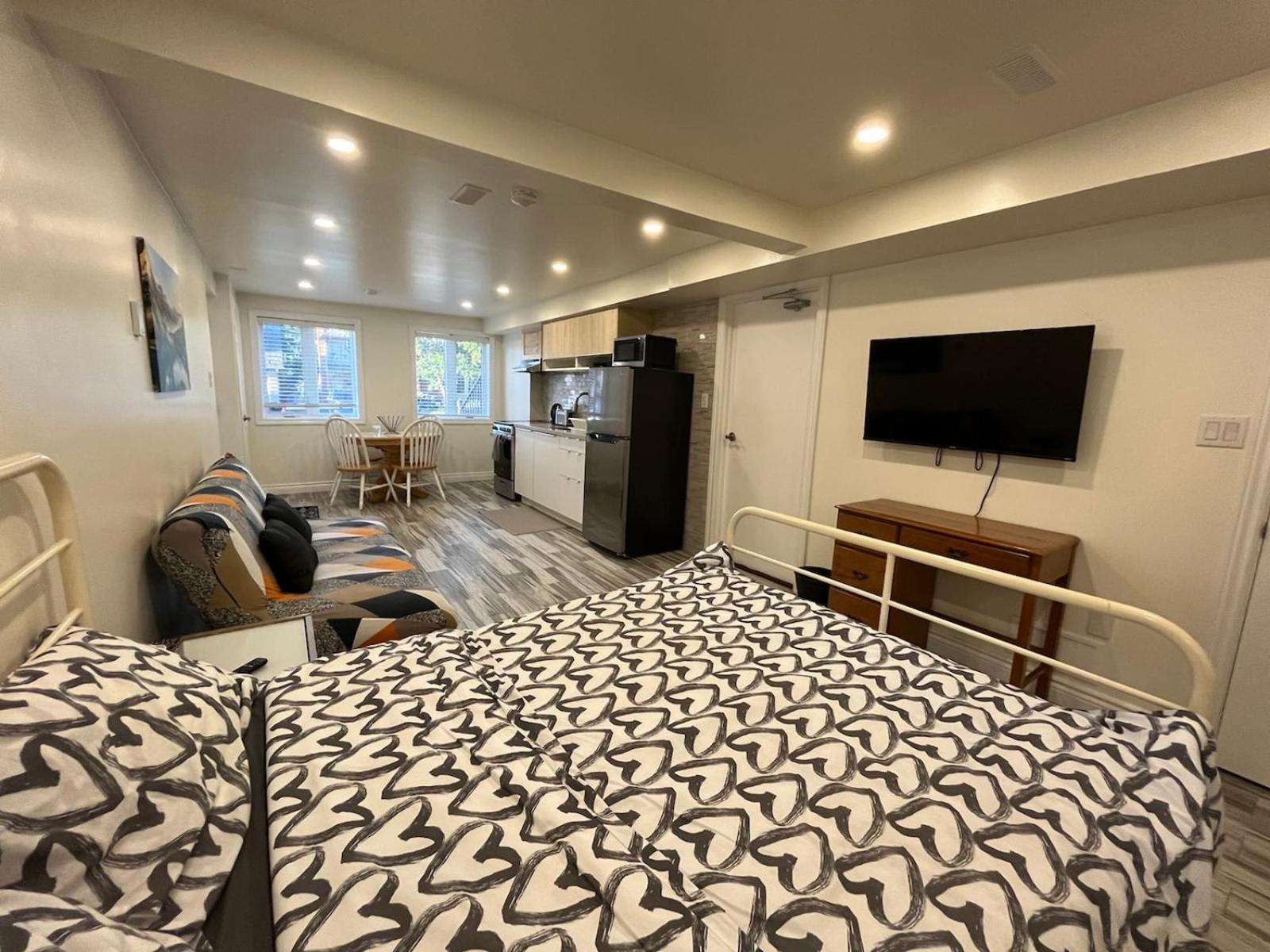Modern Studio With Kitchenette And Bath Гуелф Екстериор снимка