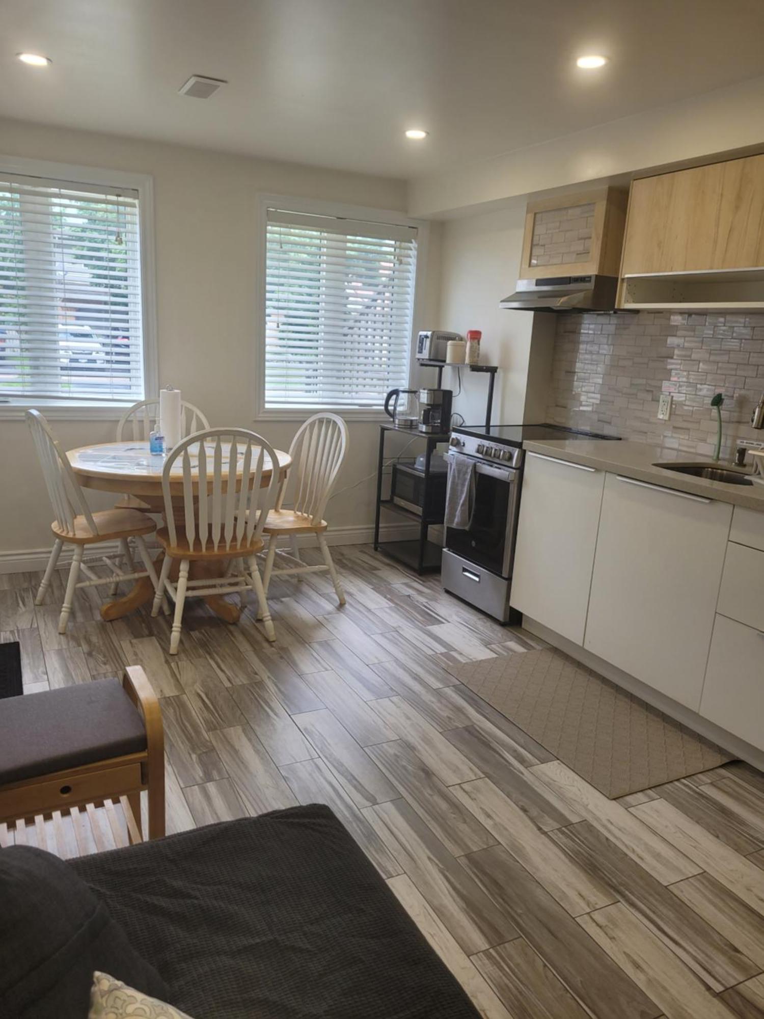Modern Studio With Kitchenette And Bath Гуелф Екстериор снимка