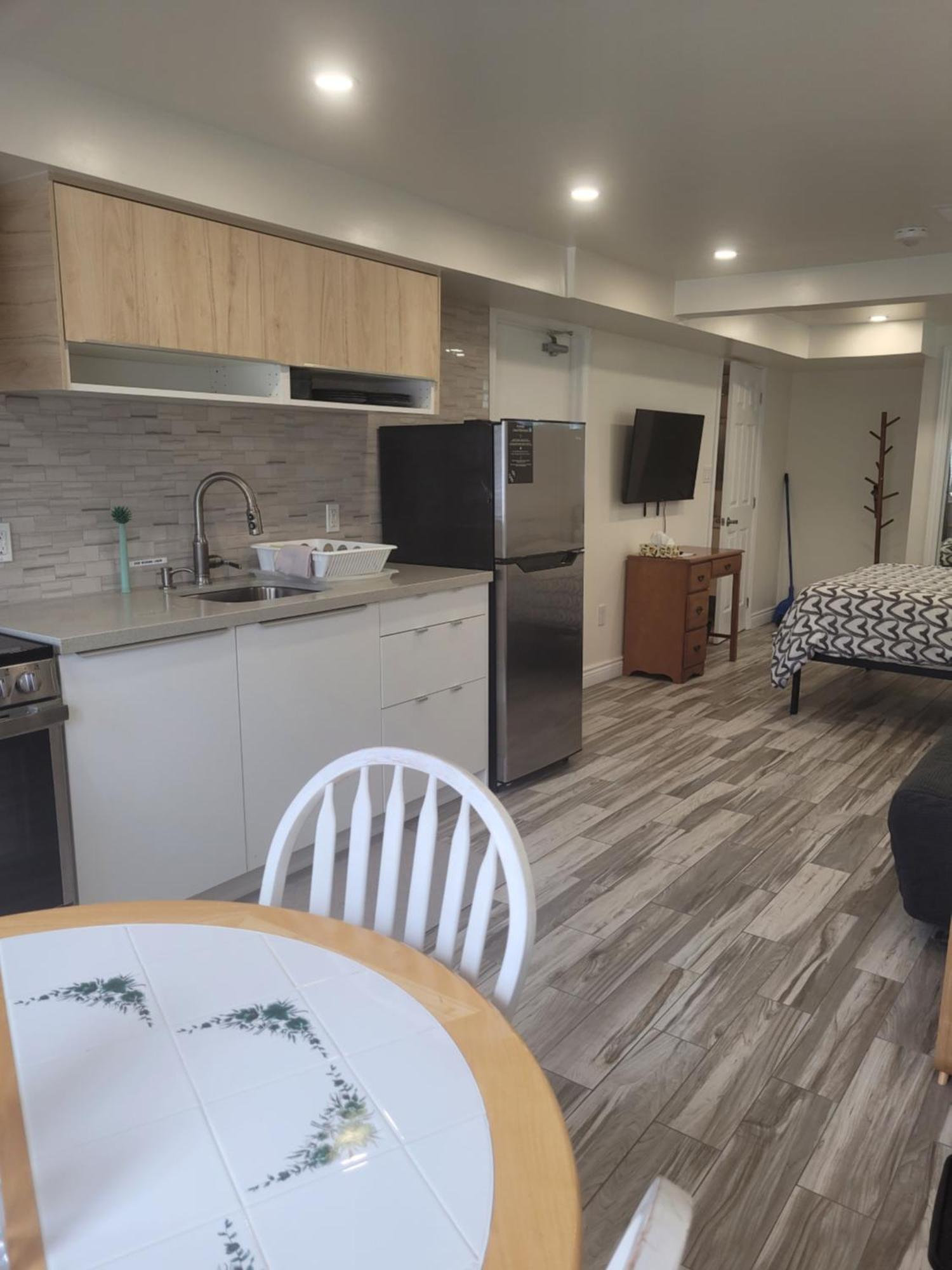 Modern Studio With Kitchenette And Bath Гуелф Екстериор снимка