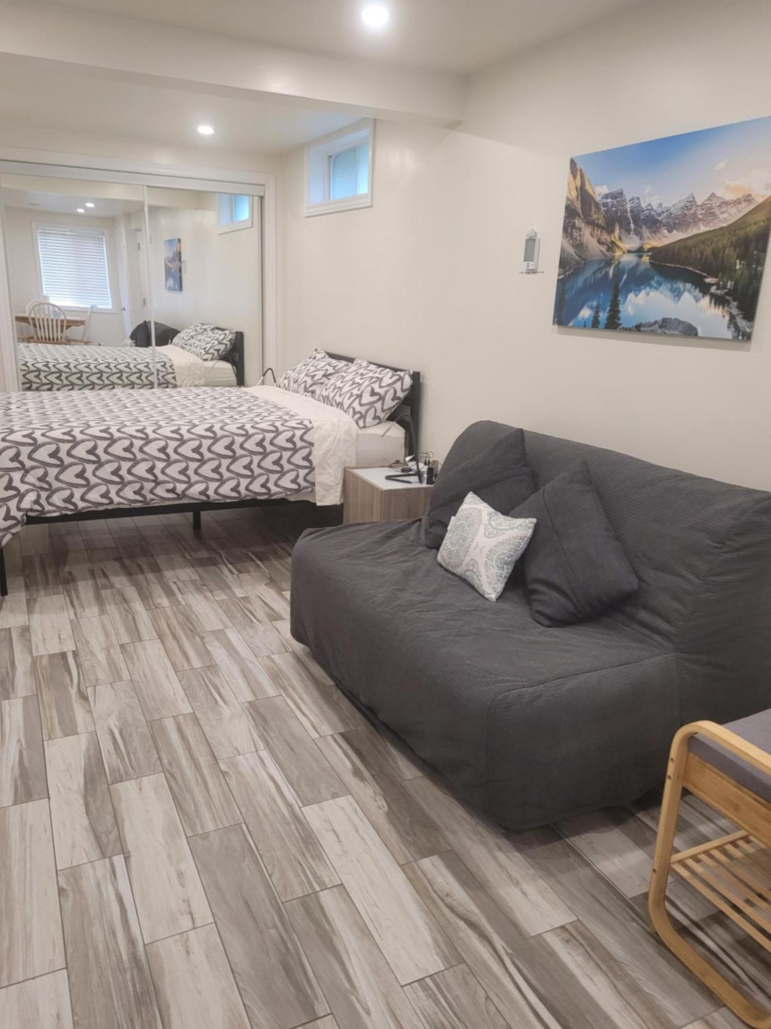 Modern Studio With Kitchenette And Bath Гуелф Екстериор снимка