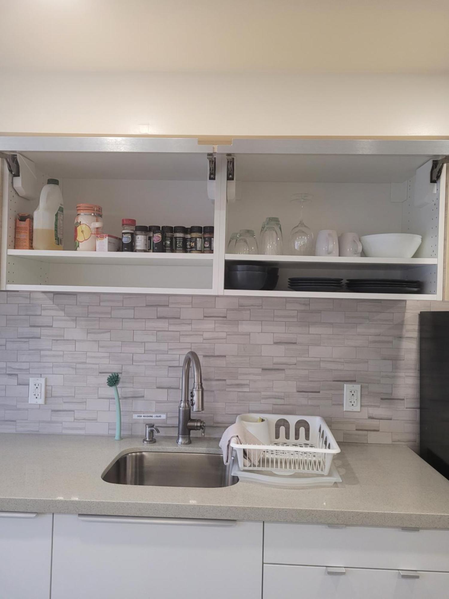 Modern Studio With Kitchenette And Bath Гуелф Екстериор снимка
