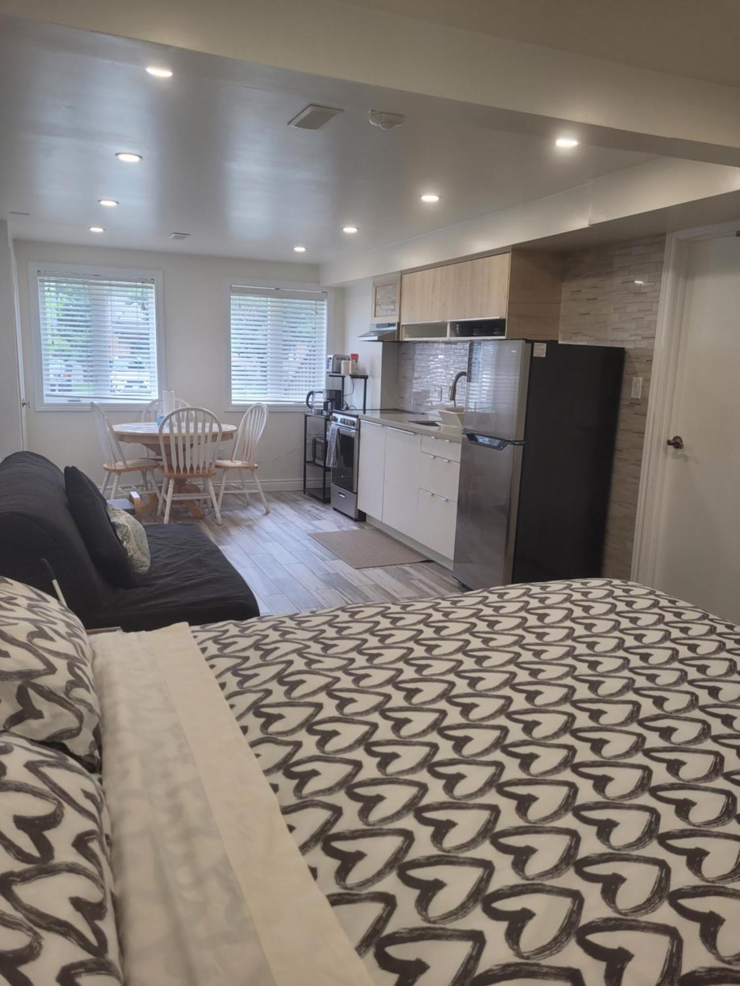 Modern Studio With Kitchenette And Bath Гуелф Екстериор снимка