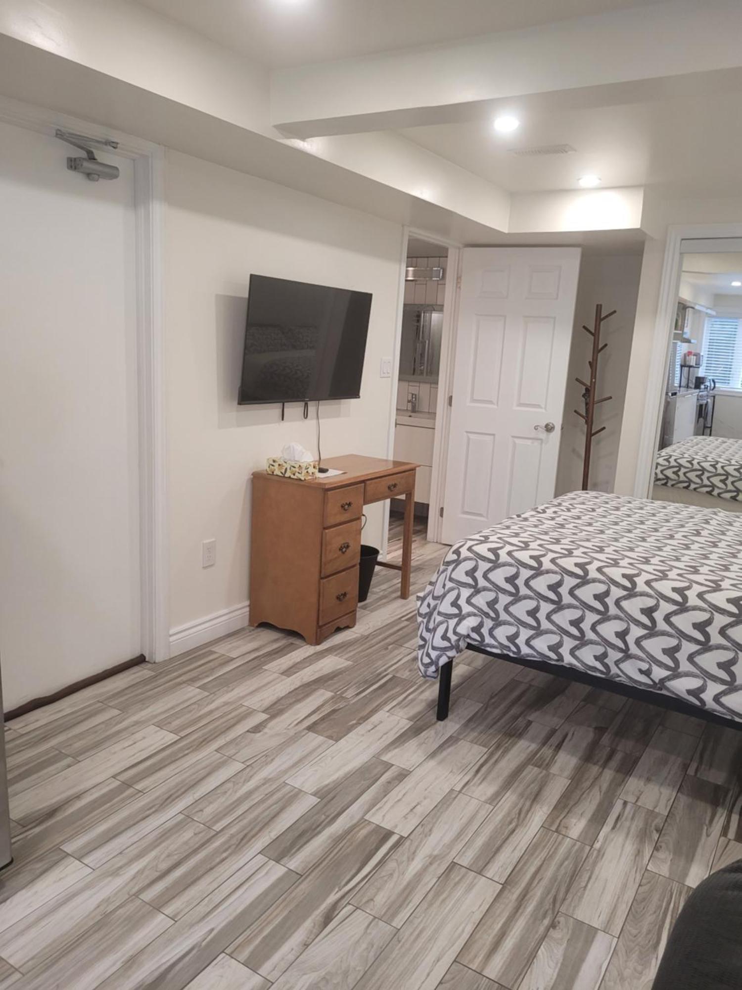 Modern Studio With Kitchenette And Bath Гуелф Екстериор снимка